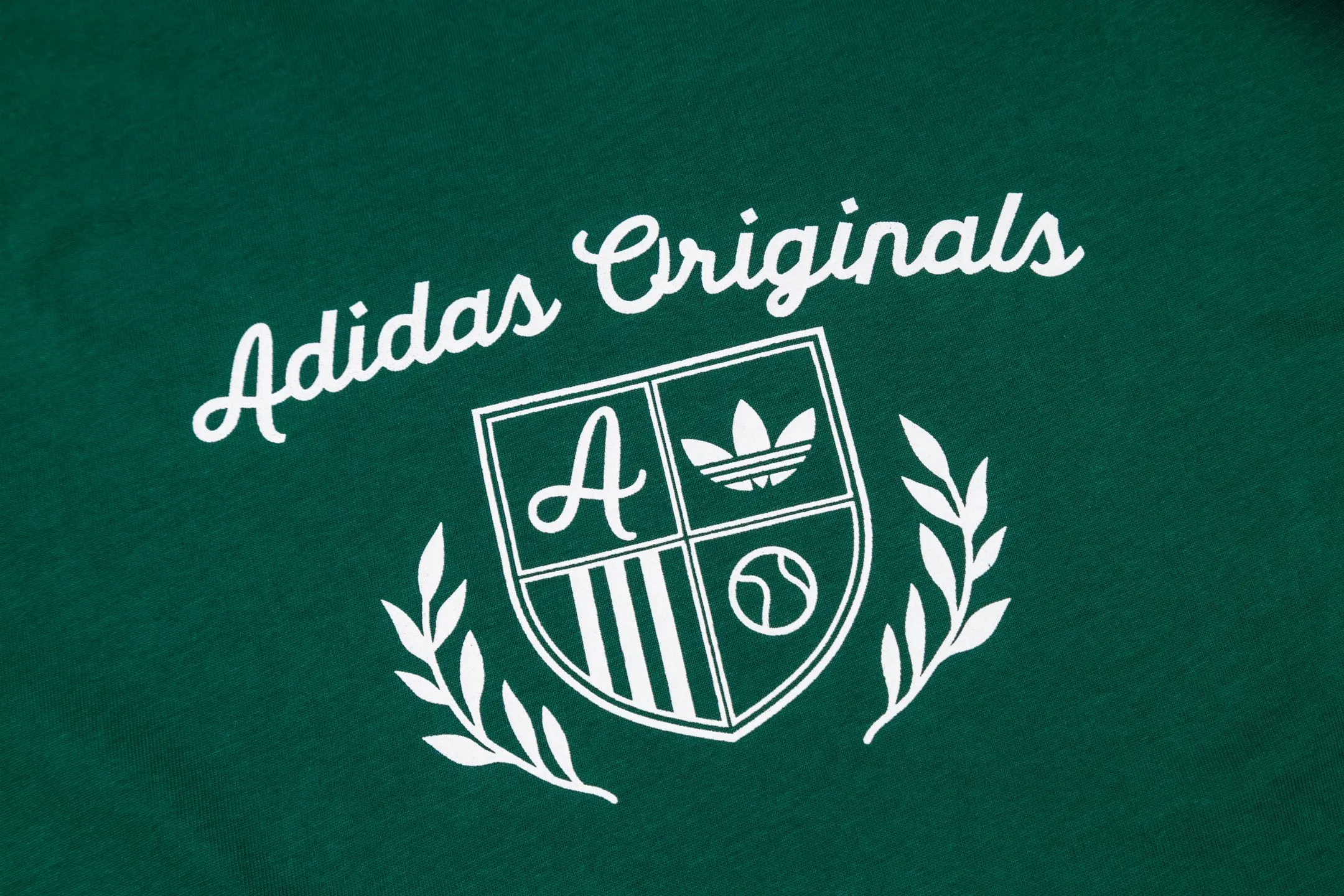 Adidas Clover Song Yuqi Same Style preppy short-sleeved pure cotton material, skin-friendly and breathable, super comfortable to wear in spring and summer! It has a loose fit on the front shoulder and Navy Blue contrasting edges, giving it a full retro college style✨. The embroidered badge on the chest is super delicate and highly recognizable. It goes well with short skirts or straight pants. It can be easily worn in daily casual or campus wear ~ Versatile also reduces age and directly adds a sense of youthful vitality! Style number: A 191# Color: Green White Size: S M L XL XXL